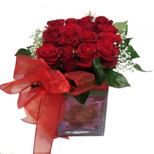 Cam veya mika kasede 16 kırmızı gül